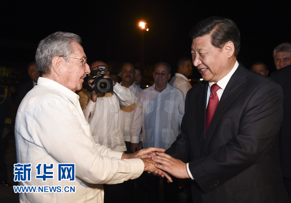 當?shù)貢r間7月23日，國家主席習近平結(jié)束對古巴的訪問，離開圣地亞哥，啟程回國。這是古巴國務(wù)委員會主席兼部長會議主席勞爾&middot;卡斯特羅到機場為習近平送行。新華社記者 李學仁 攝 