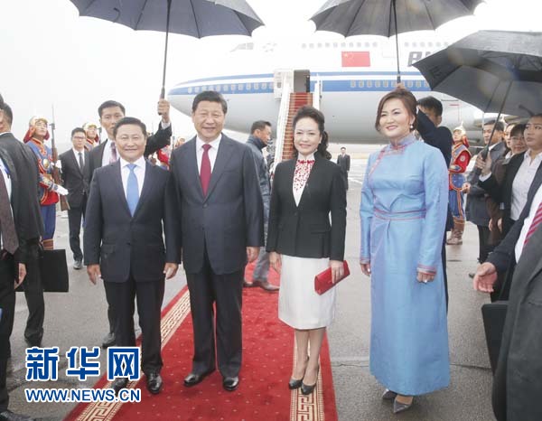 8月21日，國(guó)家主席習(xí)近平抵達(dá)烏蘭巴托，開(kāi)始對(duì)蒙古國(guó)進(jìn)行國(guó)事訪(fǎng)問(wèn)。習(xí)近平和夫人彭麗媛在機(jī)場(chǎng)受到蒙古國(guó)總理阿勒坦呼亞格夫婦熱情迎接。新華社記者鞠鵬攝 