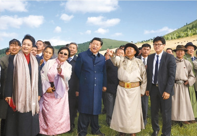 　　八月二十二日，國(guó)家主席習(xí)近平在蒙古國(guó)總統(tǒng)額勒貝格道爾吉陪同下前往烏蘭巴托市郊觀看那達(dá)慕。這是習(xí)近平和夫人彭麗媛同額勒貝格道爾吉夫婦觀看表演。新華社記者　鞠鵬攝