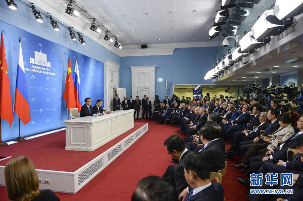 10月13日，國務院總理李克強在莫斯科與俄羅斯總理梅德韋杰夫圓滿結束中俄總理第十九次定期會晤后共同會見記者。 新華社記者李學仁攝