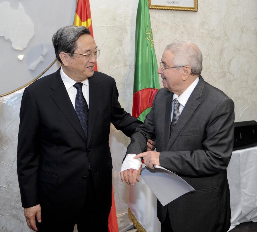 11月1日，正在阿爾及利亞進(jìn)行正式友好訪問的全國政協(xié)主席俞正聲在阿爾及爾與阿民族院議長本&middot;薩拉赫舉行會談。這是俞正聲親切詢問本&middot;薩拉赫的手傷情況。新華社記者 張鐸 攝 