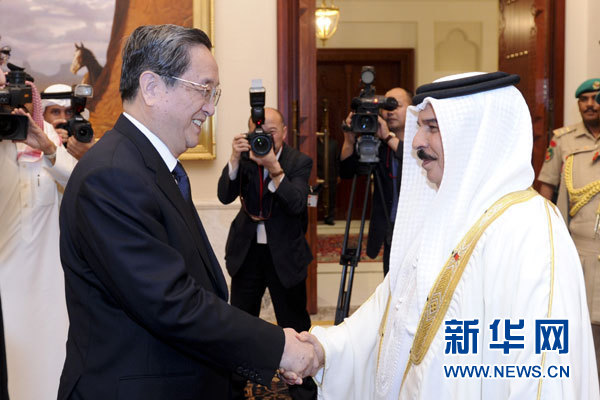 11月6日，正在巴林進(jìn)行正式友好訪問(wèn)的全國(guó)政協(xié)主席俞正聲在麥納麥會(huì)見(jiàn)巴林國(guó)王哈馬德。 新華社記者 張鐸 攝