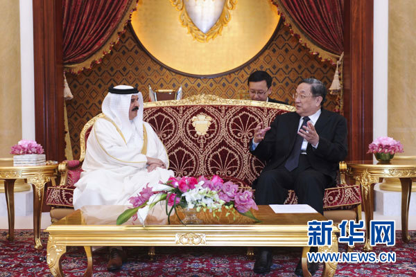 11月6日，正在巴林進(jìn)行正式友好訪問(wèn)的全國(guó)政協(xié)主席俞正聲在麥納麥會(huì)見(jiàn)巴林國(guó)王哈馬德。 新華社記者 張鐸 攝