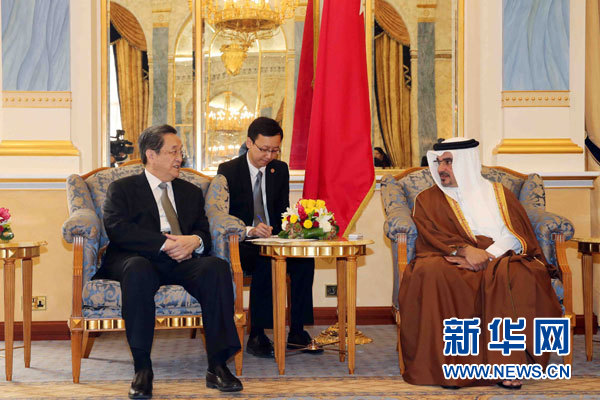 11月6日，正在巴林進(jìn)行正式友好訪問(wèn)的全國(guó)政協(xié)主席俞正聲在麥納麥會(huì)見(jiàn)巴林王儲(chǔ)薩勒曼。 新華社記者劉衛(wèi)兵攝