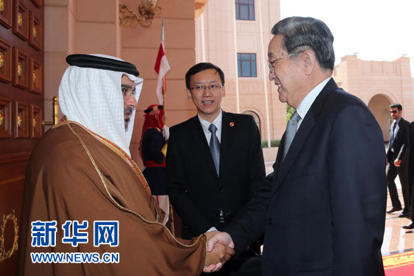 11月6日，正在巴林進(jìn)行正式友好訪問(wèn)的全國(guó)政協(xié)主席俞正聲在麥納麥會(huì)見(jiàn)巴林王儲(chǔ)薩勒曼。 新華社記者劉衛(wèi)兵攝