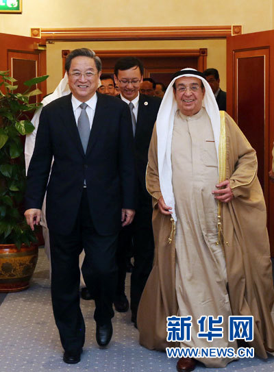 11月6日，正在巴林進(jìn)行正式友好訪問(wèn)的全國(guó)政協(xié)主席俞正聲在麥納麥會(huì)見(jiàn)巴林副首相穆罕默德。 新華社記者劉衛(wèi)兵攝