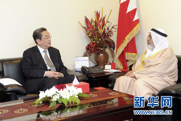 11月6日，正在巴林進(jìn)行正式友好訪問(wèn)的全國(guó)政協(xié)主席俞正聲在麥納麥會(huì)見(jiàn)巴林國(guó)民議會(huì)議長(zhǎng)兼眾議長(zhǎng)扎赫拉尼。 新華社記者 張鐸 攝
