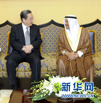 11月6日，正在巴林進(jìn)行正式友好訪問(wèn)的全國(guó)政協(xié)主席俞正聲在麥納麥與巴林協(xié)商會(huì)議主席阿里舉行會(huì)談。 新華社記者 張鐸 攝