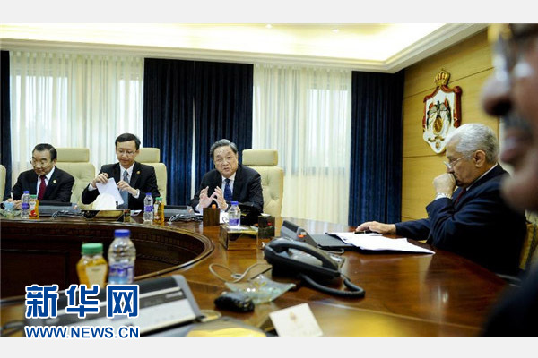 11月9日，正在約旦進(jìn)行正式友好訪問(wèn)的全國(guó)政協(xié)主席俞正聲在安曼會(huì)見(jiàn)約旦首相恩蘇爾。 新華社記者 張鐸 攝 