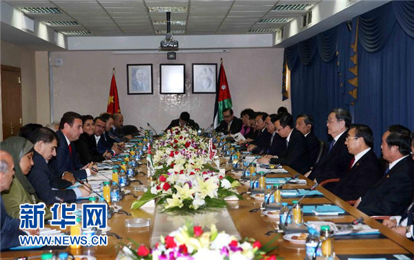  11月9日，正在約旦進(jìn)行正式友好訪問(wèn)的全國(guó)政協(xié)主席俞正聲在安曼會(huì)見(jiàn)約旦眾議院代議長(zhǎng)薩法迪。 新華社記者 劉衛(wèi)兵 攝 