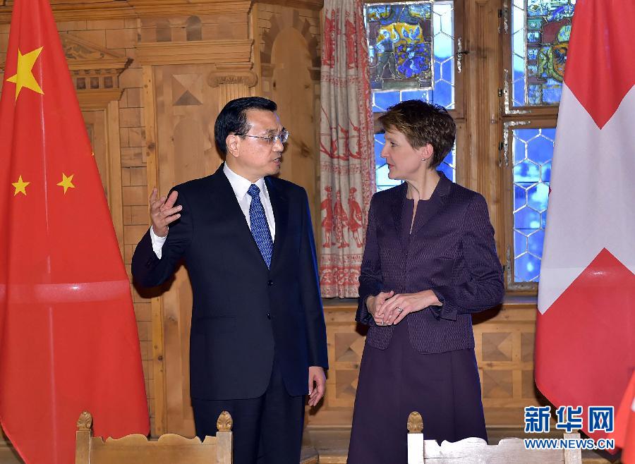 1月21日，國務(wù)院總理李克強在達沃斯同瑞士聯(lián)邦主席索馬魯加舉行會談。這是會談結(jié)束后，李克強與索馬魯加共同出席雙邊金融、食品、藥品、科研、人員往來等領(lǐng)域合作文件簽字儀式。新華社記者 李濤 攝