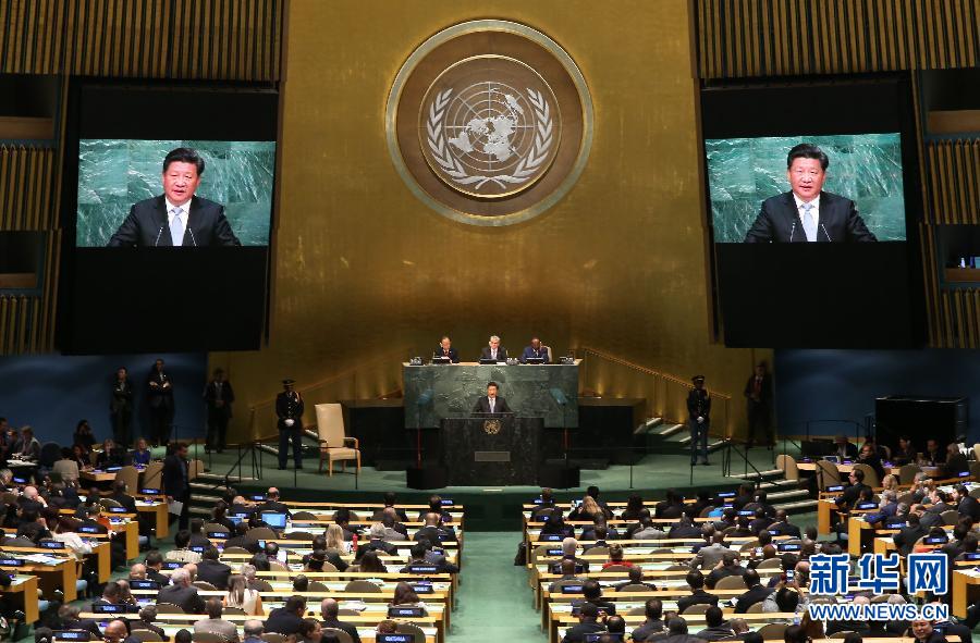 9月28日，國(guó)家主席習(xí)近平在紐約聯(lián)合國(guó)總部出席第70屆聯(lián)合國(guó)大會(huì)一般性辯論并發(fā)表題為《攜手構(gòu)建合作共贏新伙伴同心打造人類命運(yùn)共同體》的重要講話。 新華社記者 龐興雷 攝