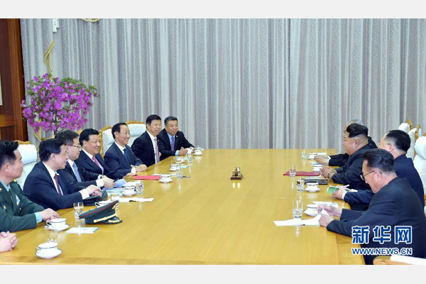 10月9日，中共中央政治局常委、中央書記處書記劉云山在平壤百花園迎賓館會見朝鮮勞動黨第一書記金正恩。 新華社記者 李濤 攝 