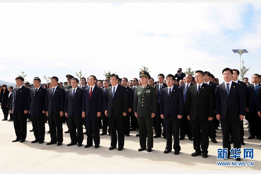 10月11日，中共中央政治局常委、中央書記處書記劉云山專程趕赴安州祭掃中國人民志愿軍烈士陵園，向中國人民志愿軍烈士敬獻(xiàn)花籃并默哀。 新華社記者 饒愛民 攝