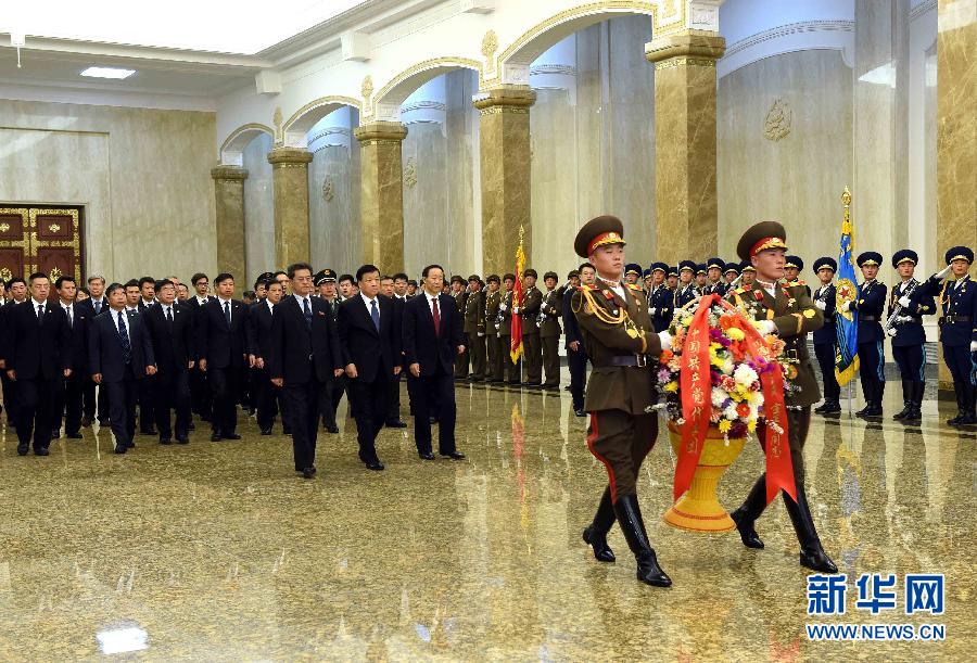 10月11日，中共中央政治局常委、中央書記處書記劉云山前往錦繡山太陽宮，向金日成主席和金正日總書記塑像敬獻(xiàn)花籃。 新華社記者饒愛民攝