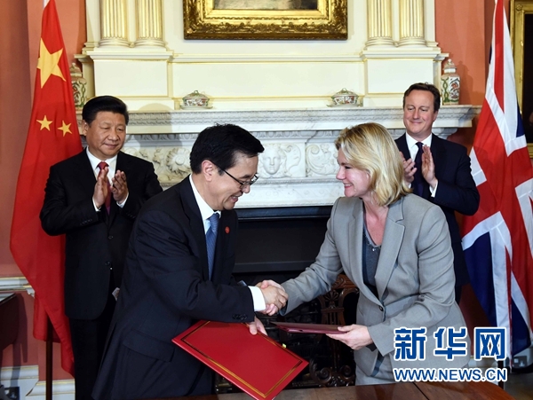 10月21日，國家主席習(xí)近平在倫敦唐寧街首相府同英國首相卡梅倫舉行會(huì)談。這是會(huì)談結(jié)束后，兩國領(lǐng)導(dǎo)人共同見證雙邊合作文件的簽署。新華社記者 饒愛民 攝 