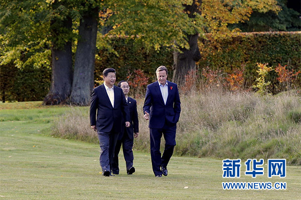這是習(xí)近平與卡梅倫漫步草坪，邊走邊談。新華社記者 鞠鵬攝