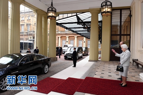 10月22日，國家主席習(xí)近平和夫人彭麗媛離開白金漢宮。離開前，英國女王伊麗莎白二世和丈夫菲利普親王專門前來同習(xí)近平夫婦親切話別。新華社記者 饒愛民 攝 