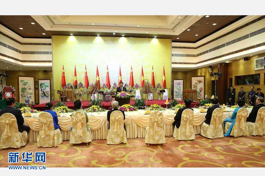 11月5日，中共中央總書記、國家主席習近平和夫人彭麗媛出席越共中央總書記阮富仲和越南國家主席張晉創(chuàng)在河內(nèi)國際會議中心舉行的盛大歡迎晚宴。新華社記者 龐興雷 攝 