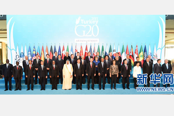 11月15日，二十國集團(tuán)領(lǐng)導(dǎo)人第十次峰會在土耳其安塔利亞舉行。國家主席習(xí)近平出席并發(fā)表題為《創(chuàng)新增長路徑共享發(fā)展成果》的重要講話。這是習(xí)近平主席同與會領(lǐng)導(dǎo)人合影。 新華社記者 李學(xué)仁 攝