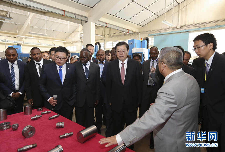 這是3月25日，張德江在肯尼亞首都內(nèi)羅畢考察中肯職業(yè)教育合作示范中心。 新華社記者丁林攝