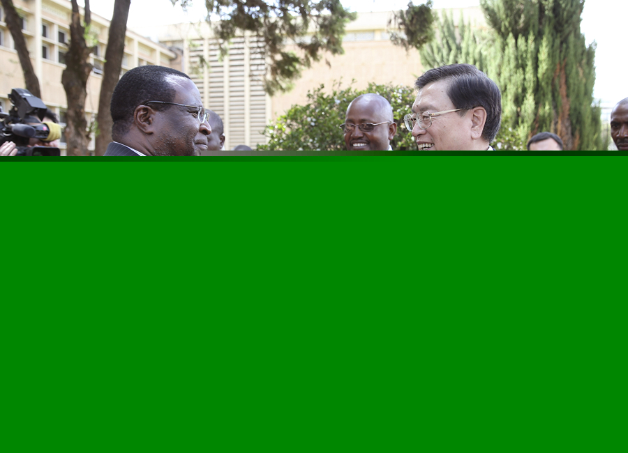 這是3月24日，張德江在肯尼亞首都內(nèi)羅畢與肯尼亞參議長埃蘇羅舉行會談。 新華社記者馬占成攝