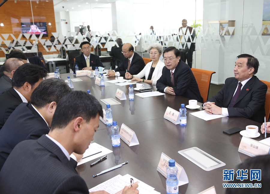 這是3月25日，張德江在肯尼亞首都內(nèi)羅畢考察中央電視臺非洲分臺并接見中央媒體駐非洲機構負責人。 新華社記者馬占成攝