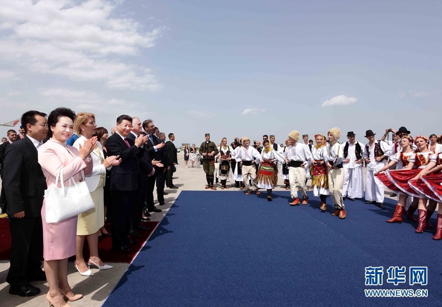 6月17日，國家主席習近平乘專機抵達貝爾格萊德，開始對塞爾維亞共和國進行國事訪問。塞爾維亞民眾跳起歡快熱情的傳統(tǒng)舞蹈科羅舞熱烈歡迎習近平和夫人彭麗媛到訪。新華社記者 饒愛民 攝 
