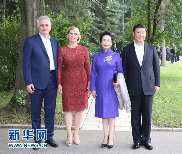 當(dāng)?shù)貢r(shí)間6月17日，國(guó)家主席習(xí)近平同塞爾維亞總統(tǒng)尼科利奇在貝爾格萊德舉行會(huì)晤。這是習(xí)近平和夫人彭麗媛同尼科利奇夫婦在和平別墅合影。新華社記者 丁林 攝