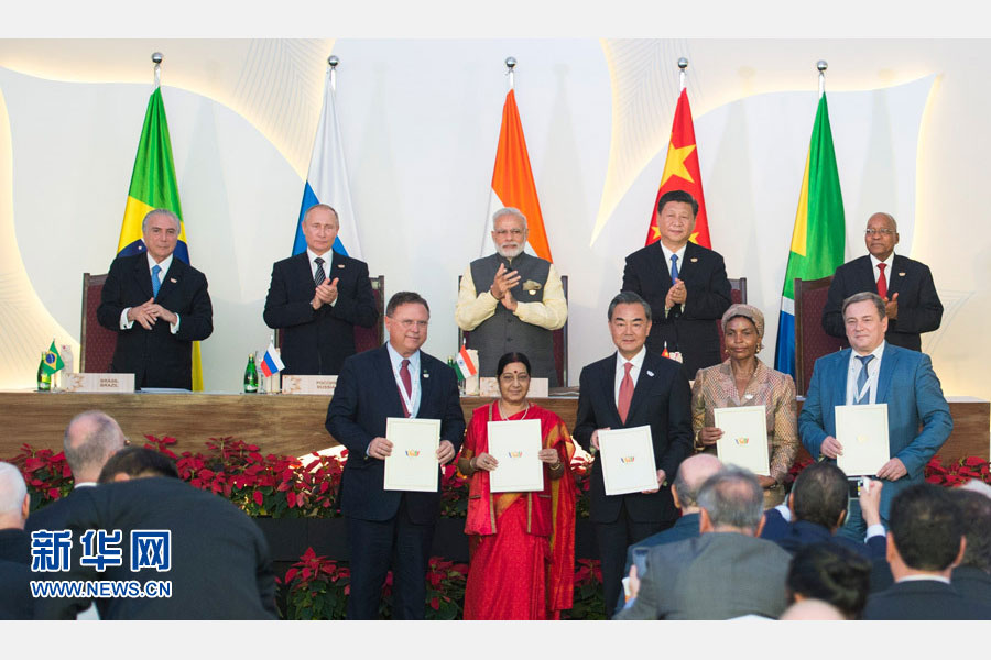 10月16日，金磚國家領(lǐng)導(dǎo)人第八次會晤在印度果阿舉行。中國國家主席習(xí)近平、印度總理莫迪、南非總統(tǒng)祖馬、巴西總統(tǒng)特梅爾、俄羅斯總統(tǒng)普京出席。這是會晤結(jié)束后，5國領(lǐng)導(dǎo)人共同見證合作文件的簽署，并出席聯(lián)合記者會。新華社記者謝環(huán)馳攝 