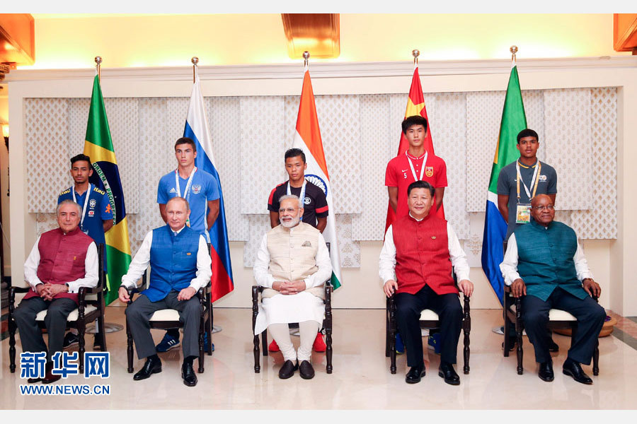 10月15日，國家主席習(xí)近平與印度總理莫迪、南非總統(tǒng)祖馬、巴西總統(tǒng)特梅爾、俄羅斯總統(tǒng)普京在印度果阿同參加金磚國家17歲以下少年足球賽的各國代表隊隊長合影。新華社記者姚大偉攝 