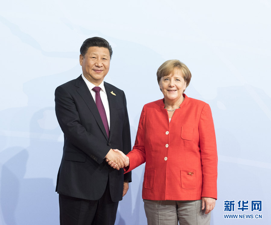7月7日，二十國集團(tuán)領(lǐng)導(dǎo)人第十二次峰會在德國漢堡舉行。國家主席習(xí)近平出席并發(fā)表題為《堅(jiān)持開放包容　推動聯(lián)動增長》的重要講話。這是峰會開始前，習(xí)近平受到德國總理默克爾迎接。新華社記者 李學(xué)仁 攝 