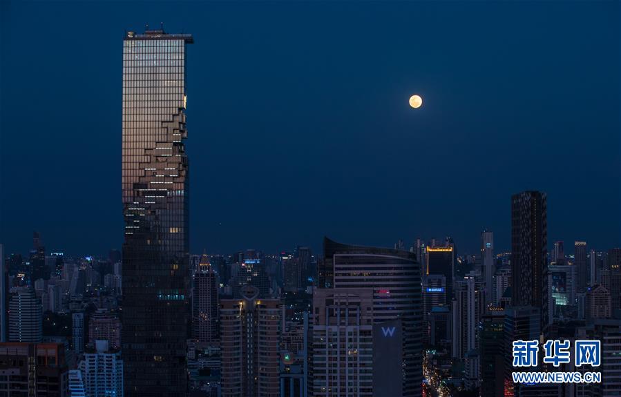(國際)(2)元宵佳節(jié)華燈上 全球共賞月圓夜