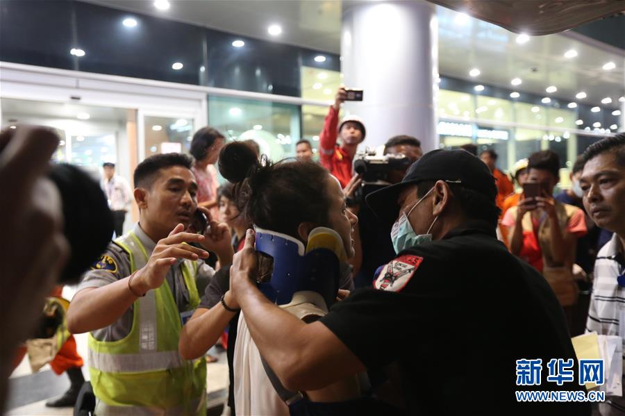 (國際)(4)一架客機(jī)在緬甸降落時滑出跑道 多人受傷