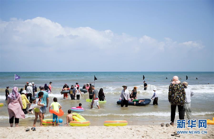 (國際·圖文互動)(4)特寫:穿過檢查站去看海