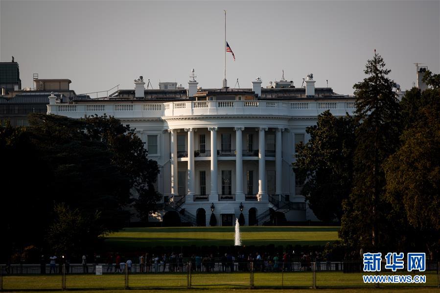 (國(guó)際)(2)美國(guó)總統(tǒng)宣布降半旗哀悼槍擊案遇難者