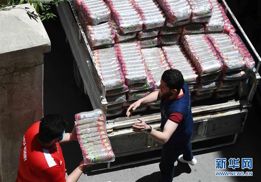 （國際疫情&middot;圖文互動）（1）通訊：疫情中，那抹笑容最難忘&mdash;&mdash;記向困難家庭發(fā)放愛心包裹的敘利亞青年志愿者