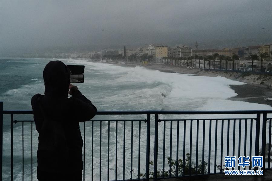 （國際）（1）法國東南部地區(qū)遭暴風雨襲擊致18人失蹤