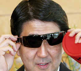 2015，安倍會繼續(xù)"暴走"嗎？