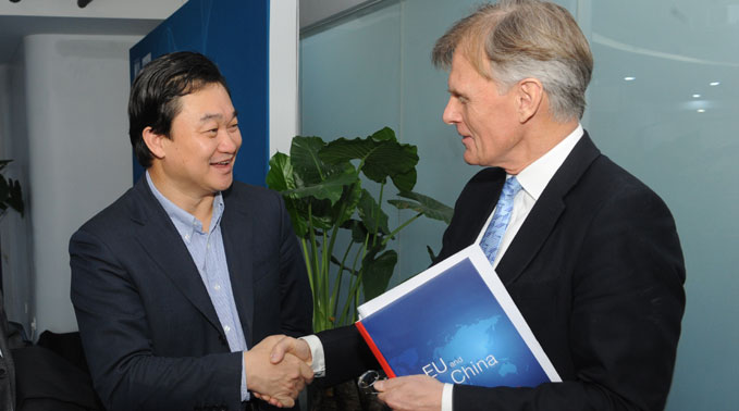 新華網(wǎng)董事長(zhǎng)、總裁田舒斌會(huì)見丹麥駐華大使裴德盛