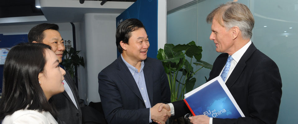 新華網(wǎng)董事長(zhǎng)、總裁田舒斌會(huì)見丹麥駐華大使裴德盛