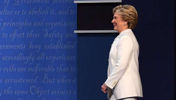 “郵件門”發(fā)酵：希拉里的“水門丑聞”還是FBI非法干政？