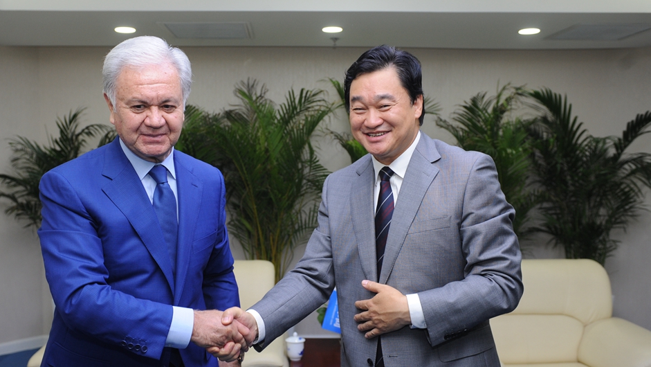 新華網(wǎng)董事長、總裁田舒斌與上海合作組織秘書長阿利莫夫親切握手