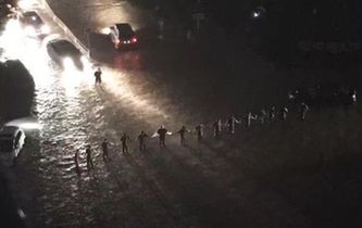 暴雨中的&ldquo;最美人墻&rdquo;找到了！