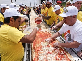 美國加州制作世界最長(zhǎng)披薩