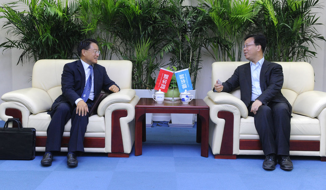 新華網(wǎng)黨委常委、副總編輯劉加文在訪談前會見李勇
