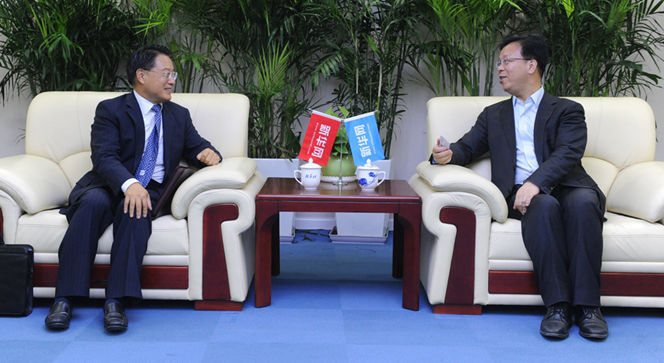 新華網(wǎng)黨委常委、副總編輯劉加文在訪談前會見李勇