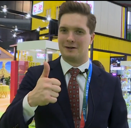 看快閃《不遠(yuǎn)萬里來看“你”》，聽老外點(diǎn)贊進(jìn)博會