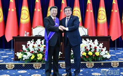 習近平接受吉總統(tǒng)授予&ldquo;瑪納斯&rdquo;一級勛章