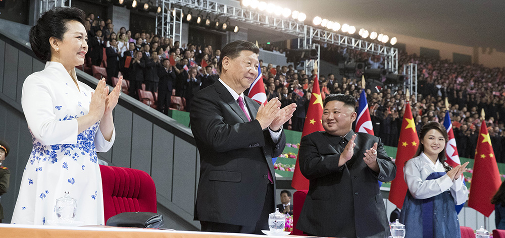 習(xí)近平和彭麗媛觀看朝鮮大型團體操和藝術(shù)演出